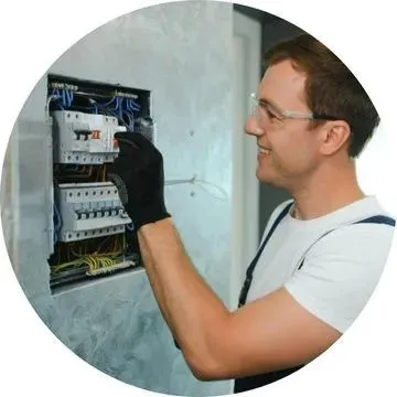 Eletricista com formação técnica oferecendo nota fiscal e garantia do serviço realizado